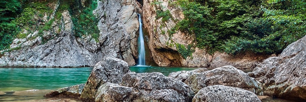 Thác nước Agura (Agura Waterfall)