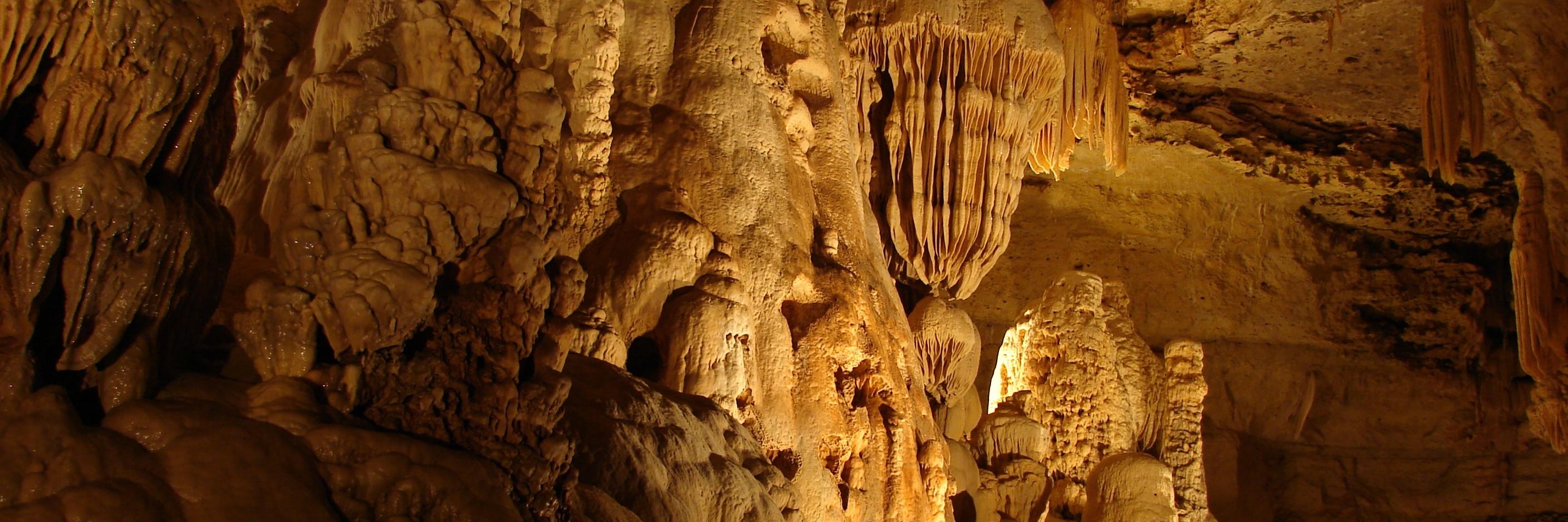 Cầu đá tự nhiên trong hang động (Natural Bridge Caverns)