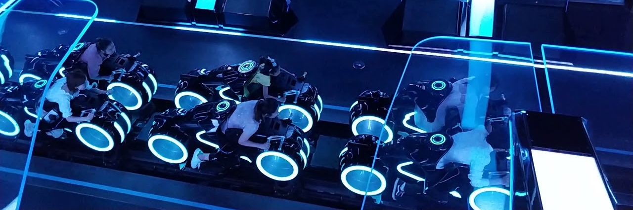 Tàu lượn ánh sáng siêu tốc Tron (Tron Lightcycle Power Run)