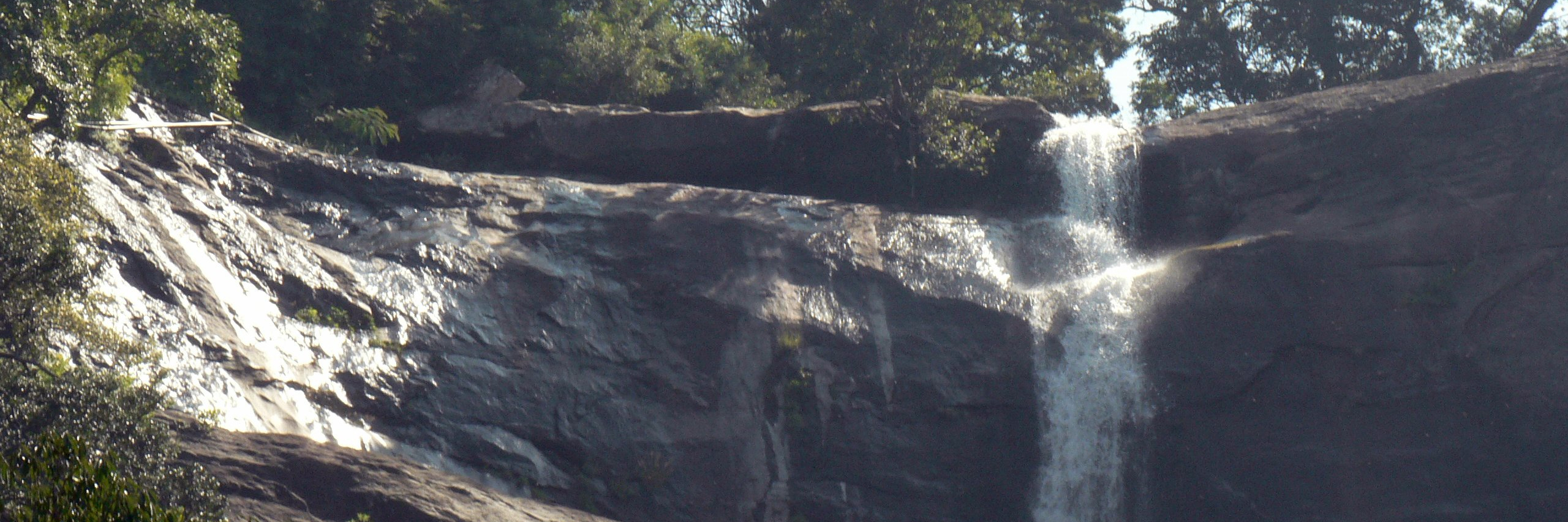Thác Puliyancholai (Puliyancholai Waterfall)