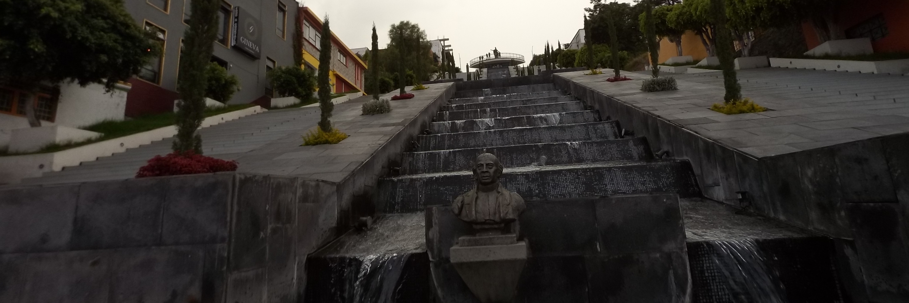 Bậc thang của các vị anh hùng (Escalinatas De Los Heroes)