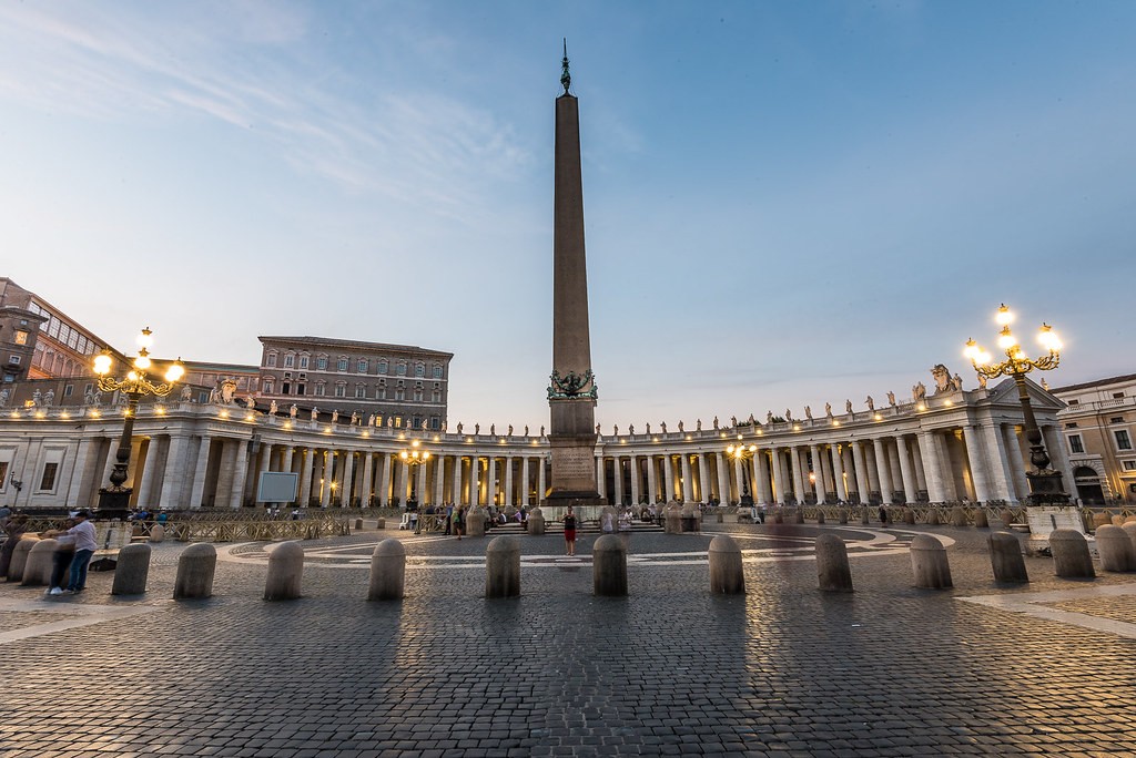 Quảng trường St. Peter có trụ đá Obelisk cao chót vót ở trung tâm