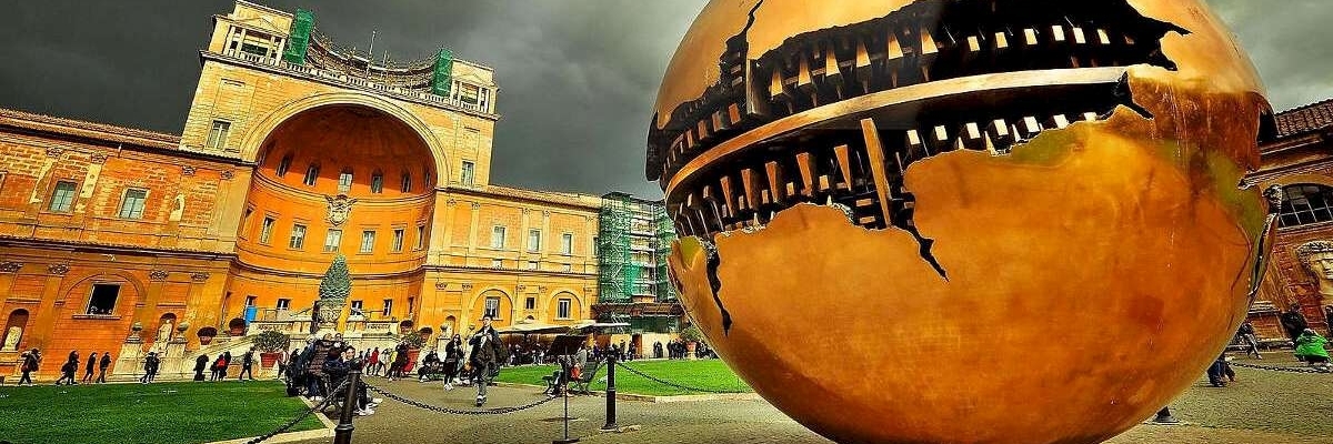 Sân trong giữa lòng thành phố Vatican_Vatican Cortile della Pigna (Courtyard of the Pinecone)