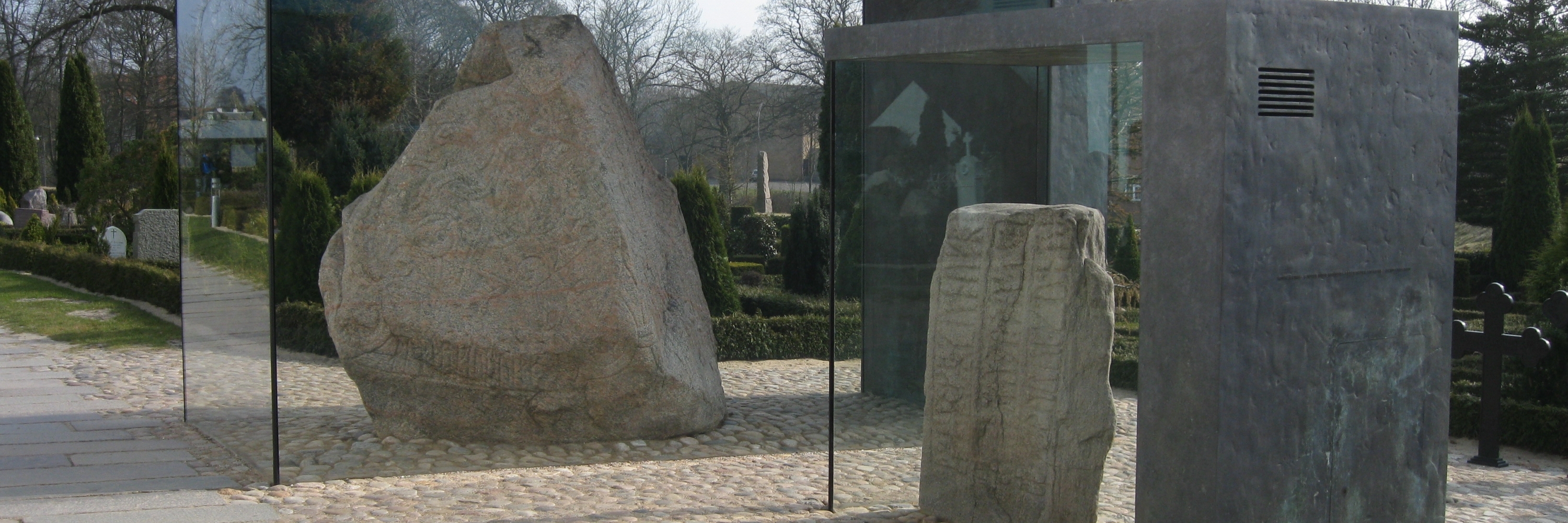 Bia đá Jelling (Jelling Mounds, Runic Stones and Church)