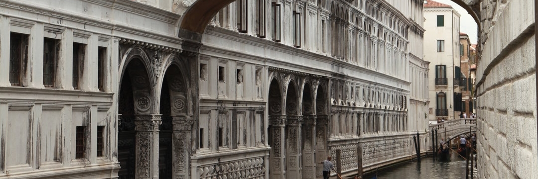 Cây Cầu Hình Vòm ( Ponte dei Sospiri )