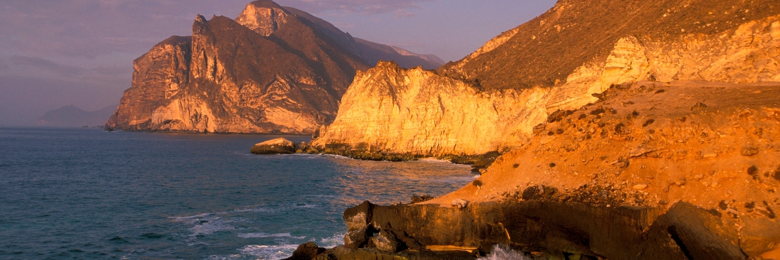 Bãi biển Al Mughsail (Al Mughsail Beach)