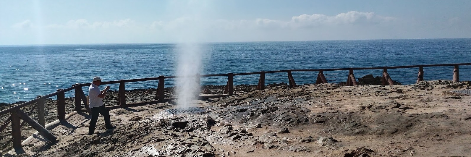 Hang động Marneef và đài phun nước (Marneef Cave and Blow Holes)